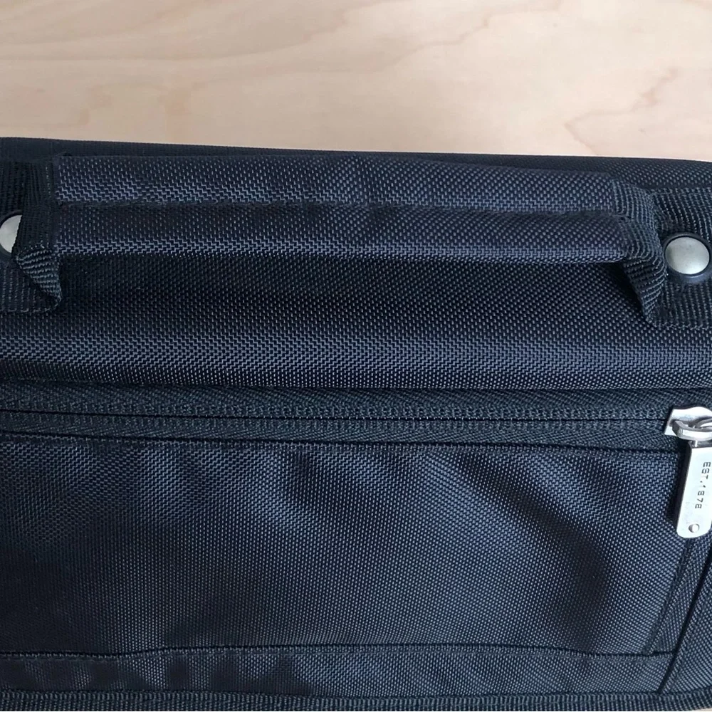Travelon Shoulder HandBag Mens 11inX10in Adjustable Strap Black Nylon.